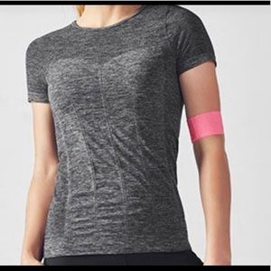 Fablectices Delta Seamless short sleeve top